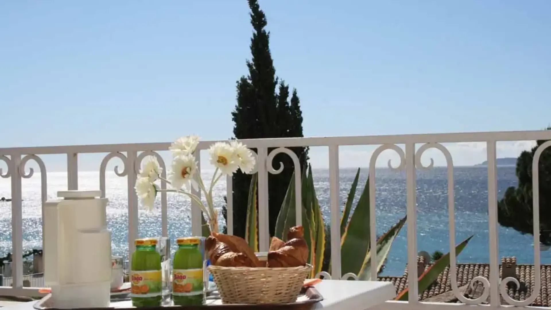 Petit déjeuner vue mer