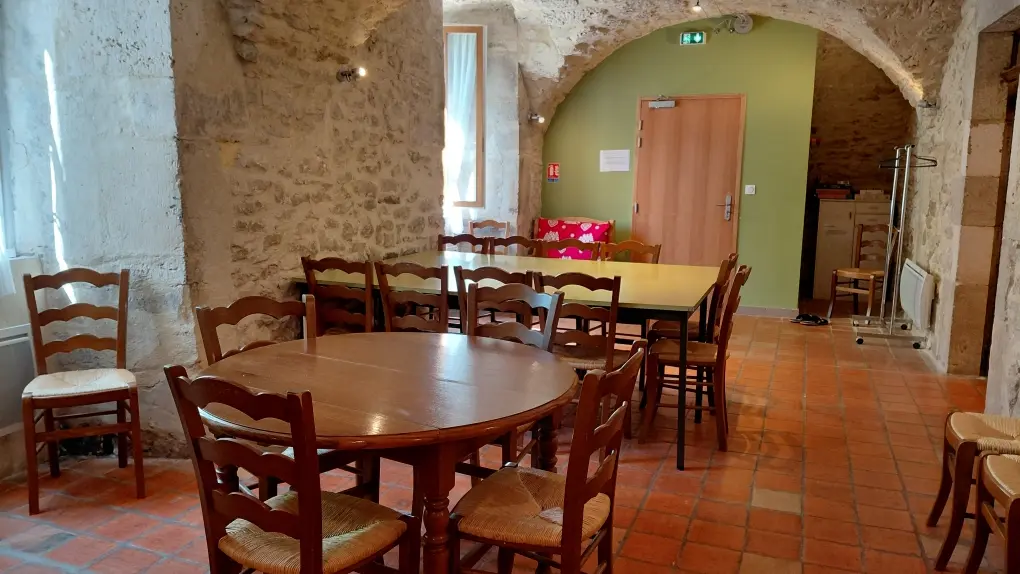 Le séjour du gîte se situé dans une pièce voutée de caractère, en pierres apparentes.