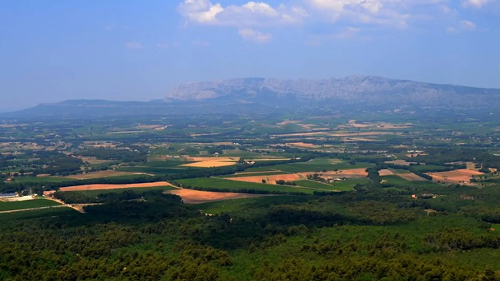 La vue vers la Sainte-Victoire et le bassin de l'Arc