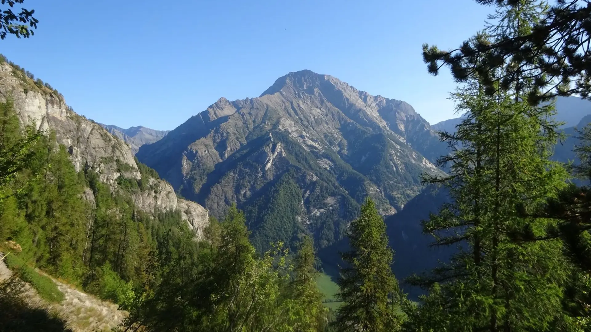 L'aiguille de Cédéra depuis le sentier