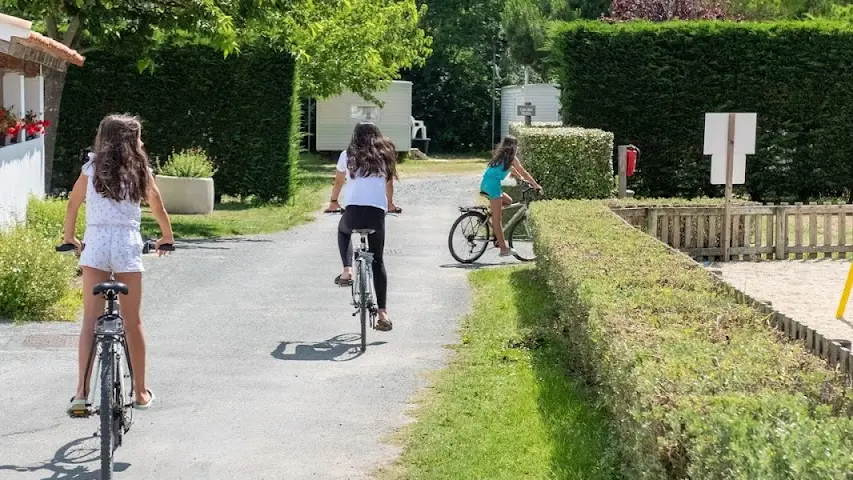 Zona de juegos - Niños en bicicleta en el camping