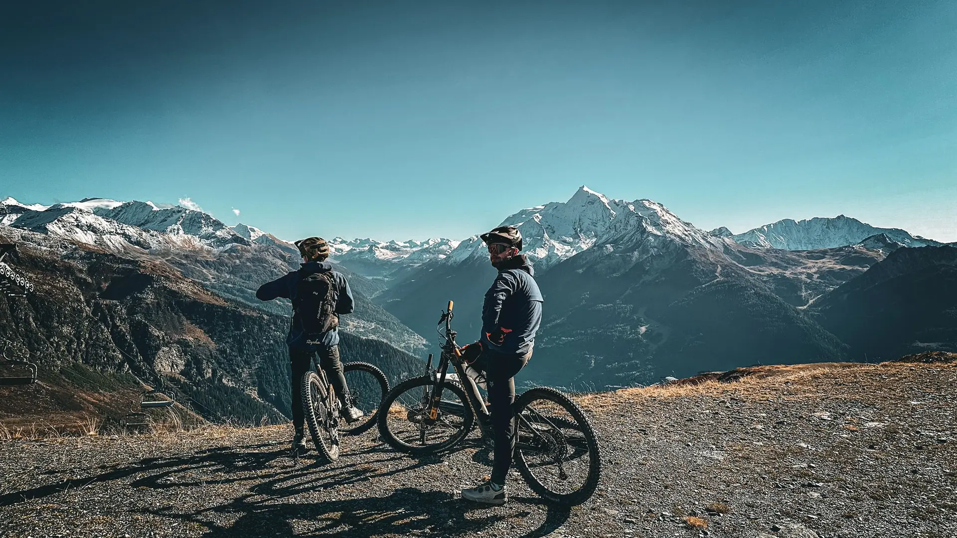 VTTistes à l'arrêt face aux montagnes