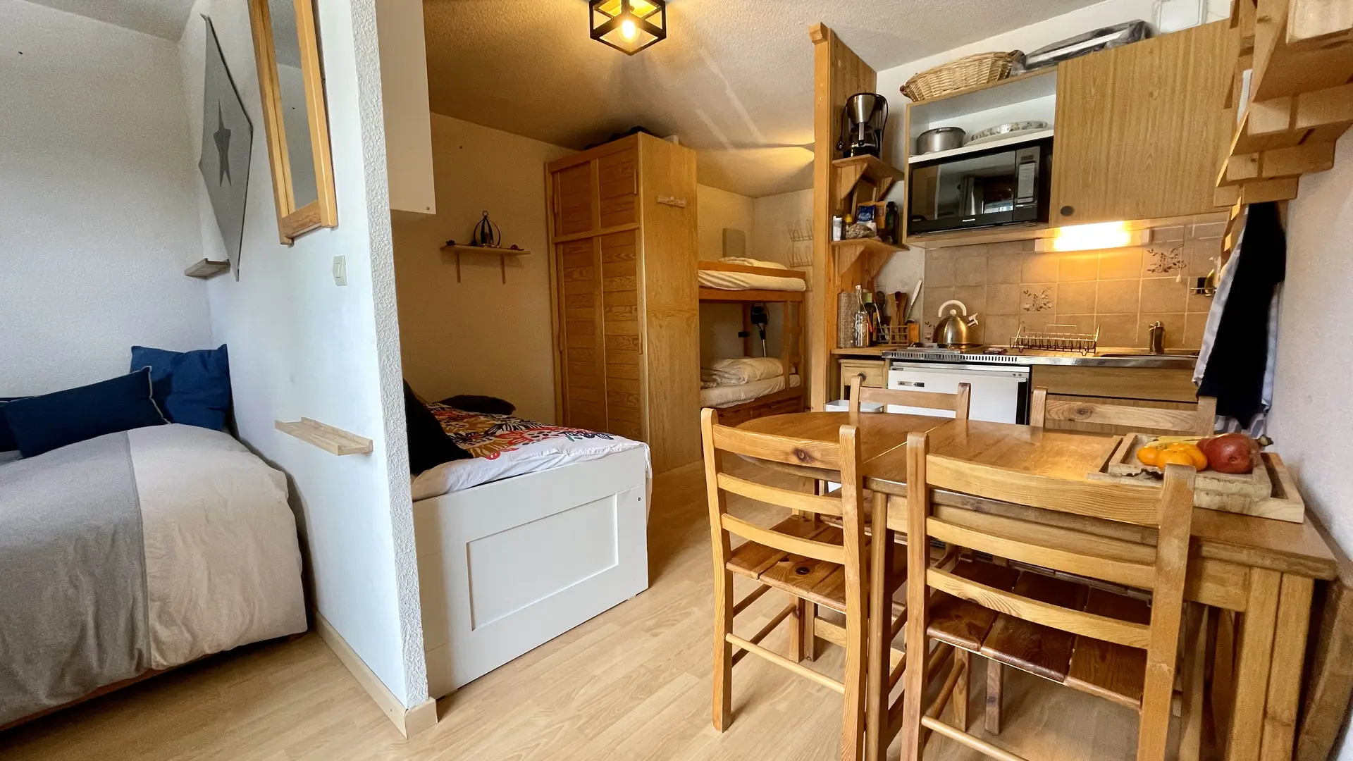 Vue d'ensemble de l'appartement avec le coin nuit, le séjour et coin cuisine, le coin montagne