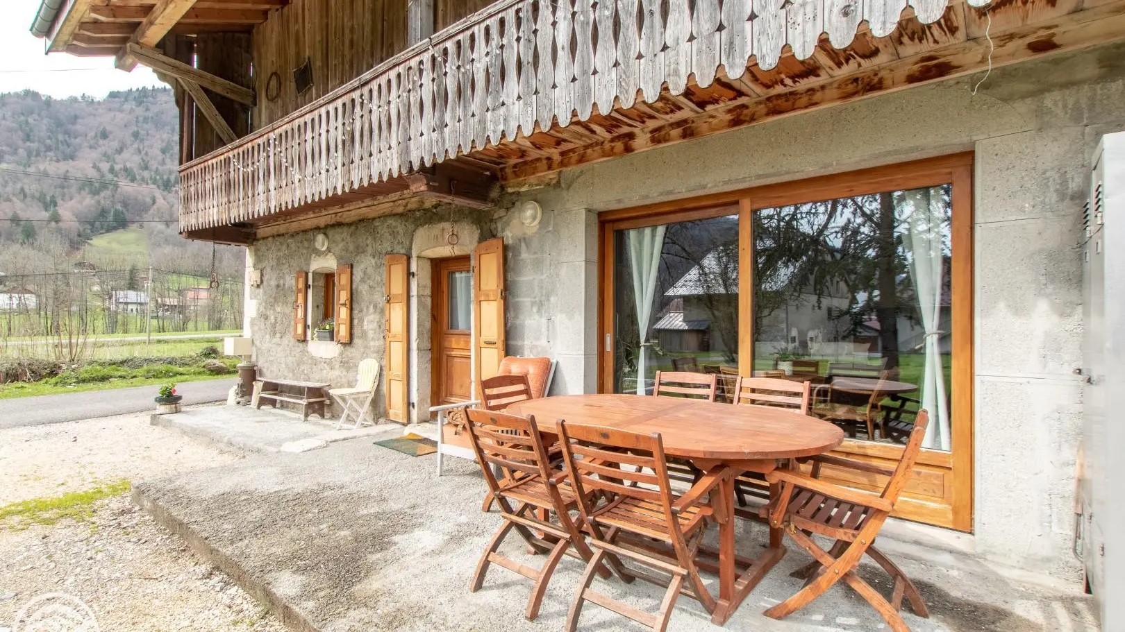 entrée et terrasse avec porte d'entrée, baie vitrée, et fenêtre donnant sur la cuisine
Table d'extérieur