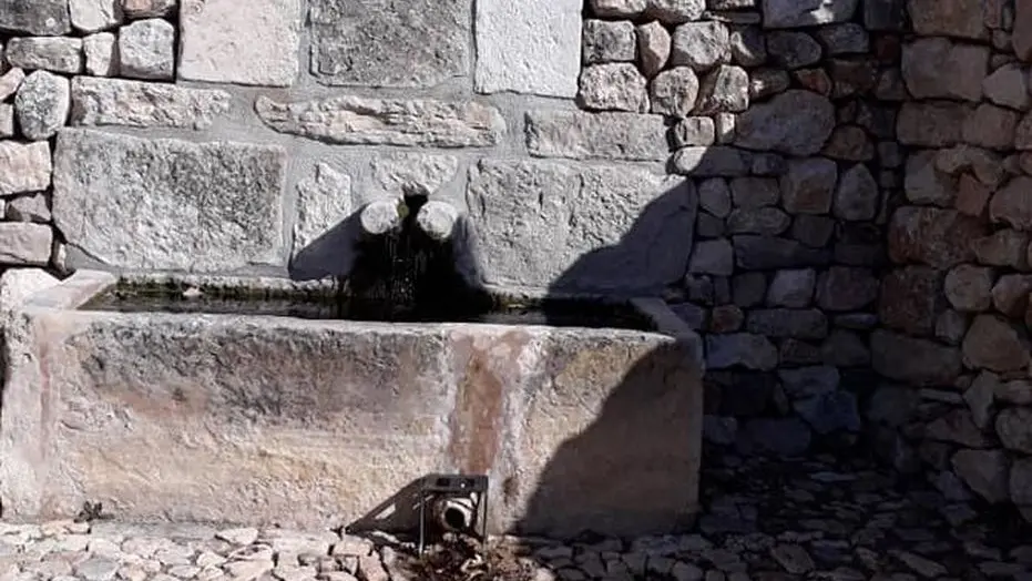 La fontaine et sa calade