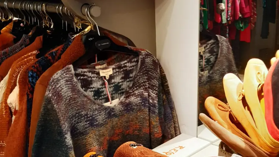 Sacs, pochettes et vêtements