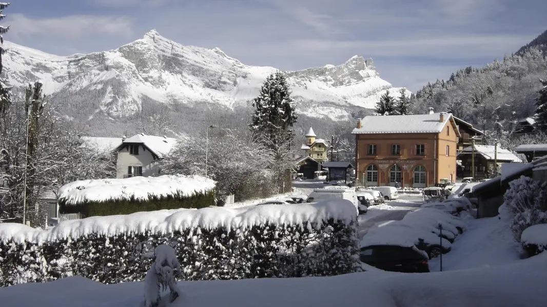 Gare du tramway du Mont-Blanc depuis l'entrée du gîte