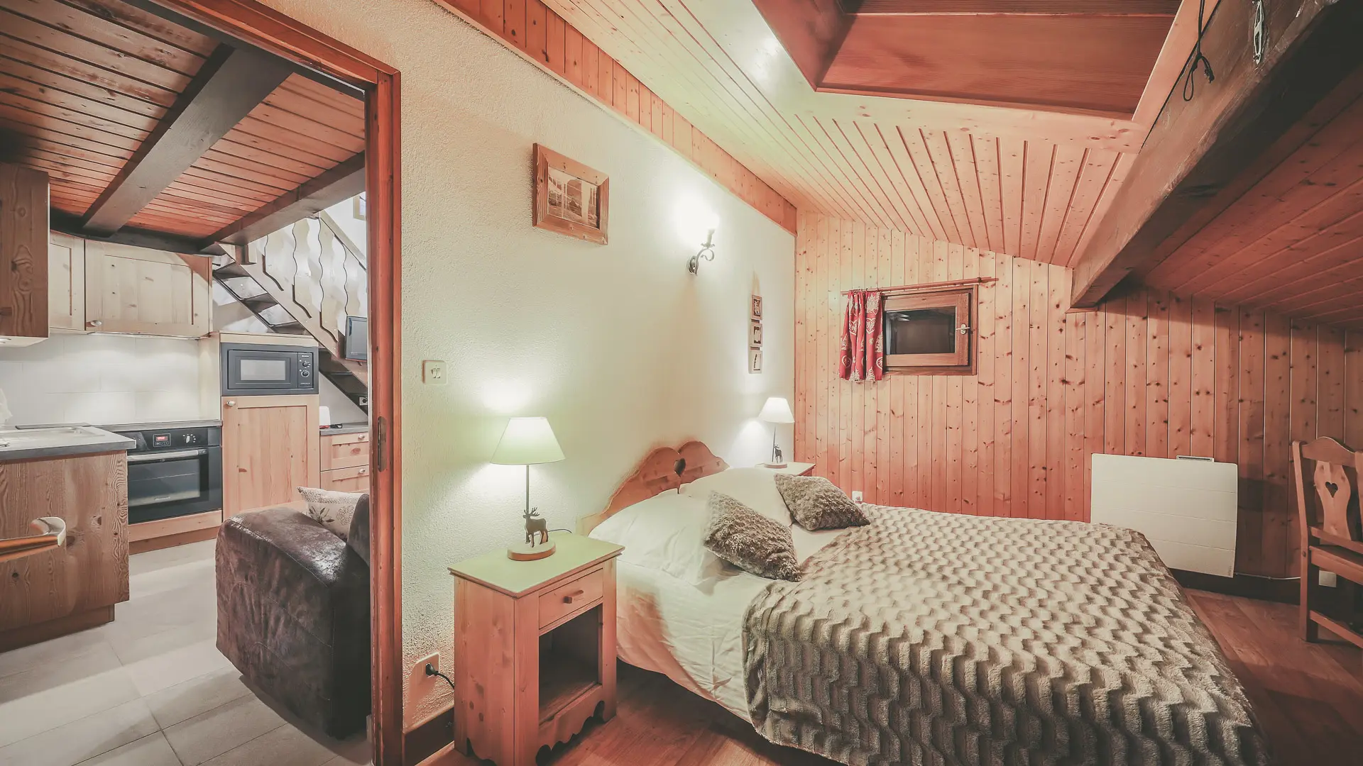 Chambre double située à côté du séjour