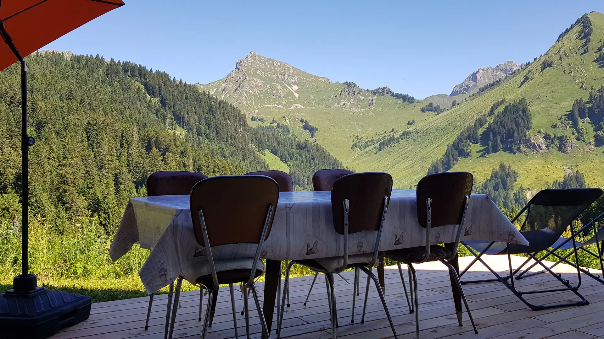 Terrasse et vue en été