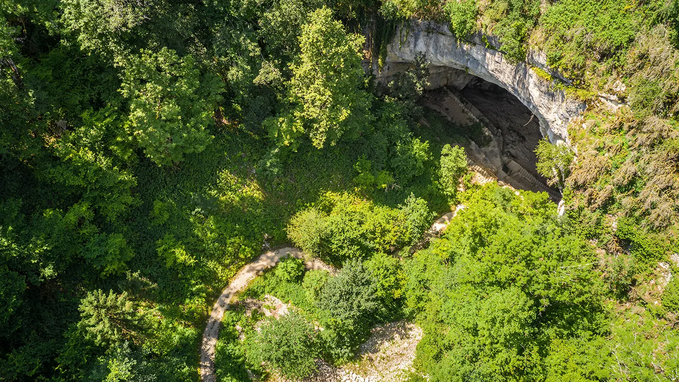 Vue extérieure des Grottes du Cerdon Parc de Loisirs Préhistorique