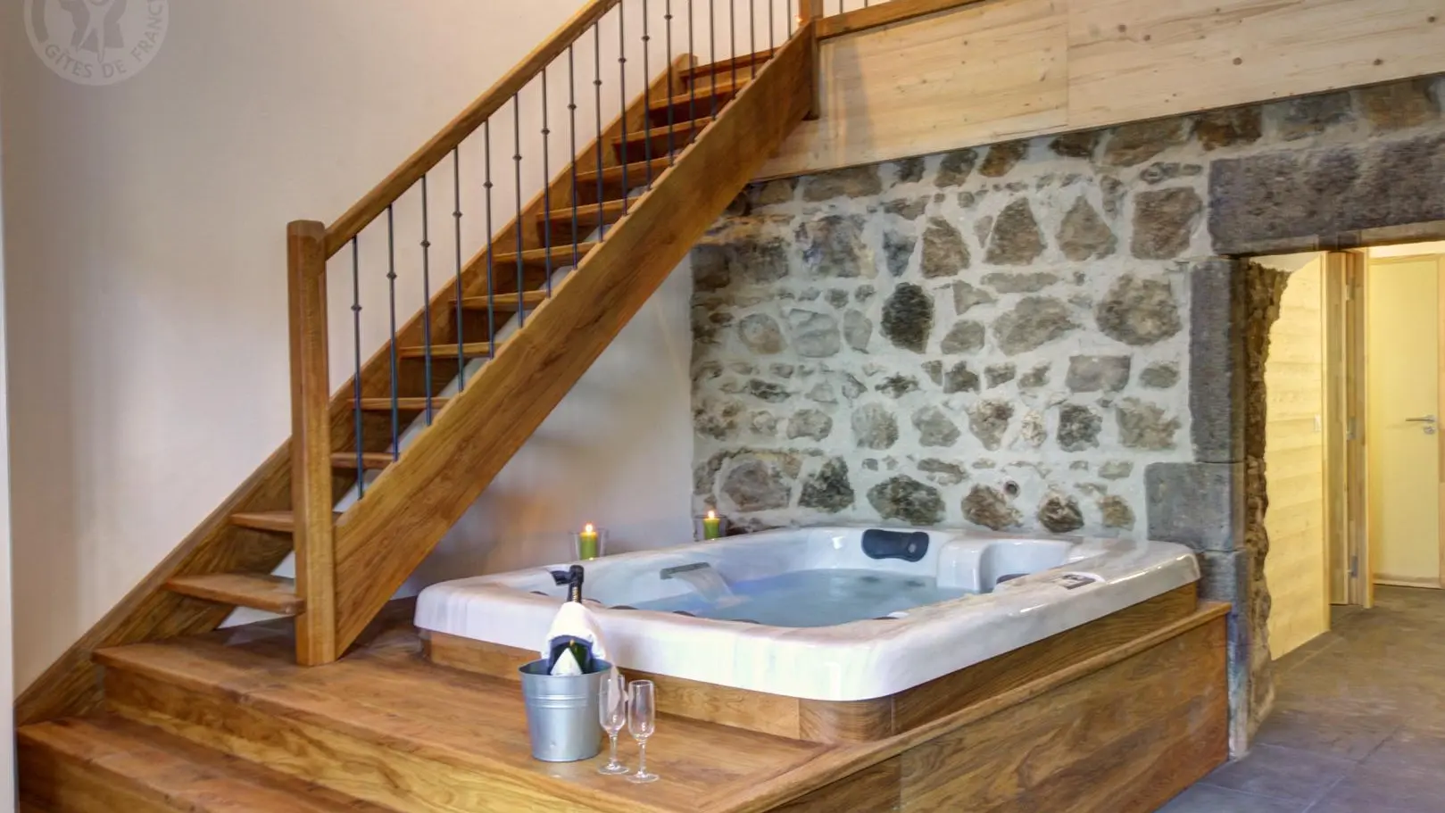 L'accès à l'espace bien-être (sauna et jacuzzi) se fait indépendamment et n'est pas compris dans le prix du gîte. Pour y avoir accès merci de souscrire au forfait supplémentaire de 10?/h et par personne.