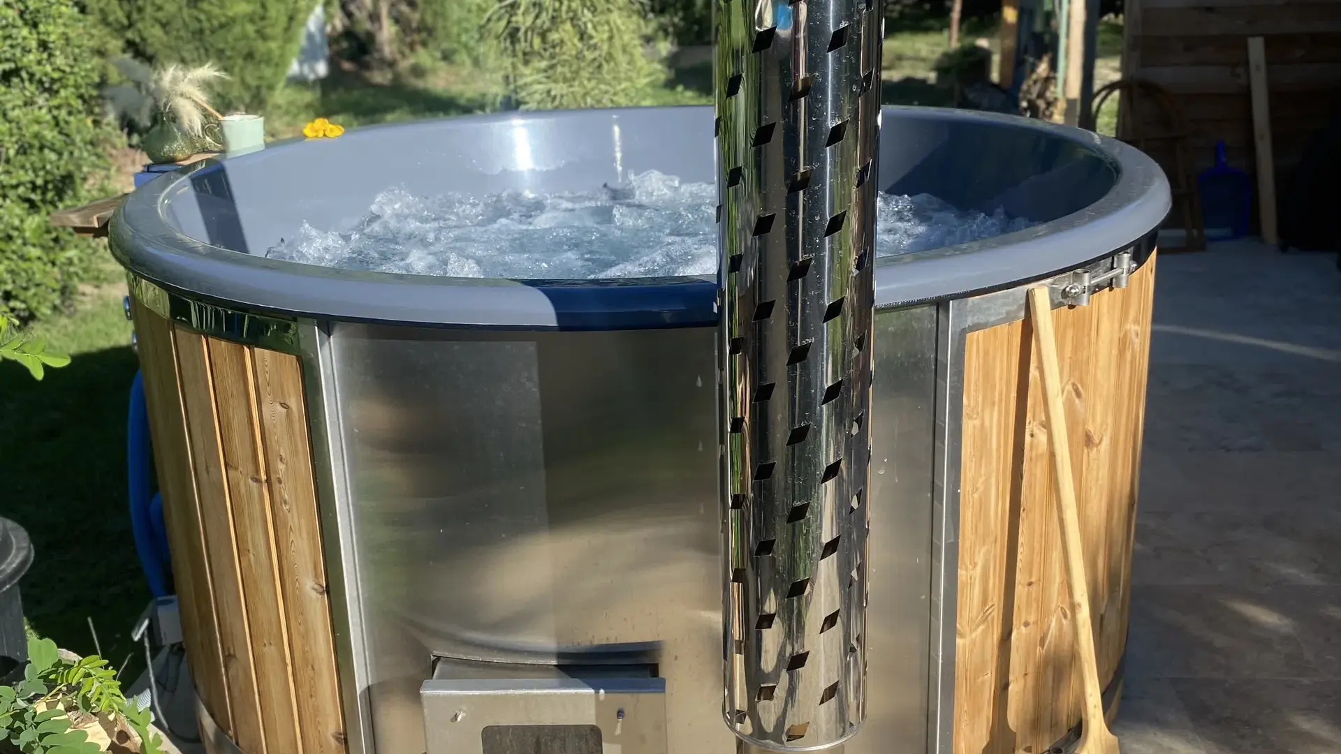 Bain nordique au feu de bois et bain à remous.