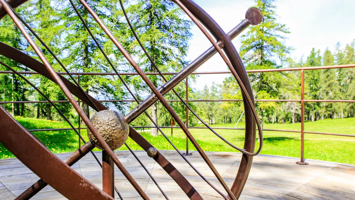 sculpture sur le sentier planétaire