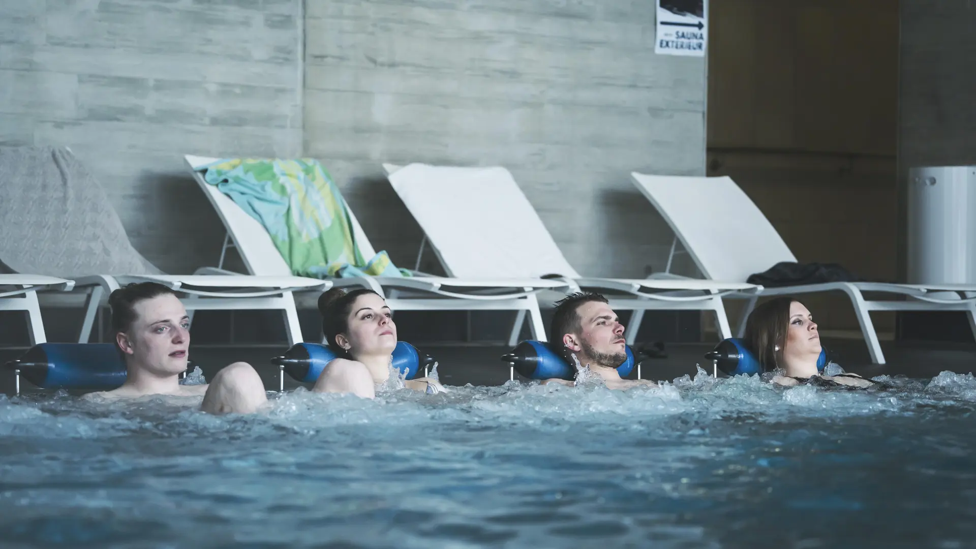 Détente entre amis dans le bassin de l'espace Océane