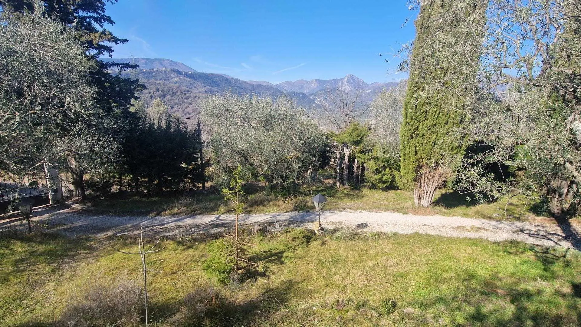 Vue sur le jardin et les montagnes