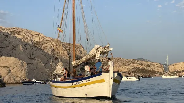 Coucher de soleil à la voile, buffet et vins de Provence