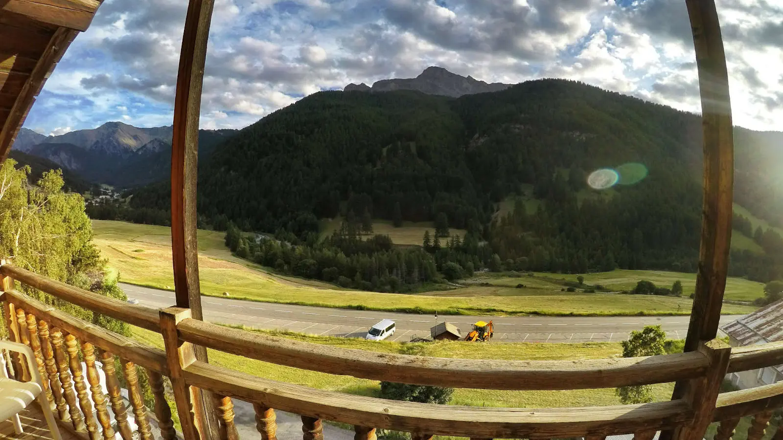 Vue balcon sur les prés et les montagnes