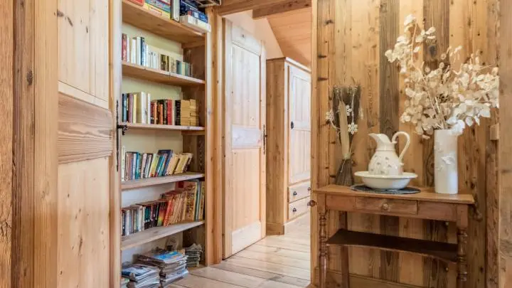 dégagement vers bibliothèque et chambre, au premier étage.