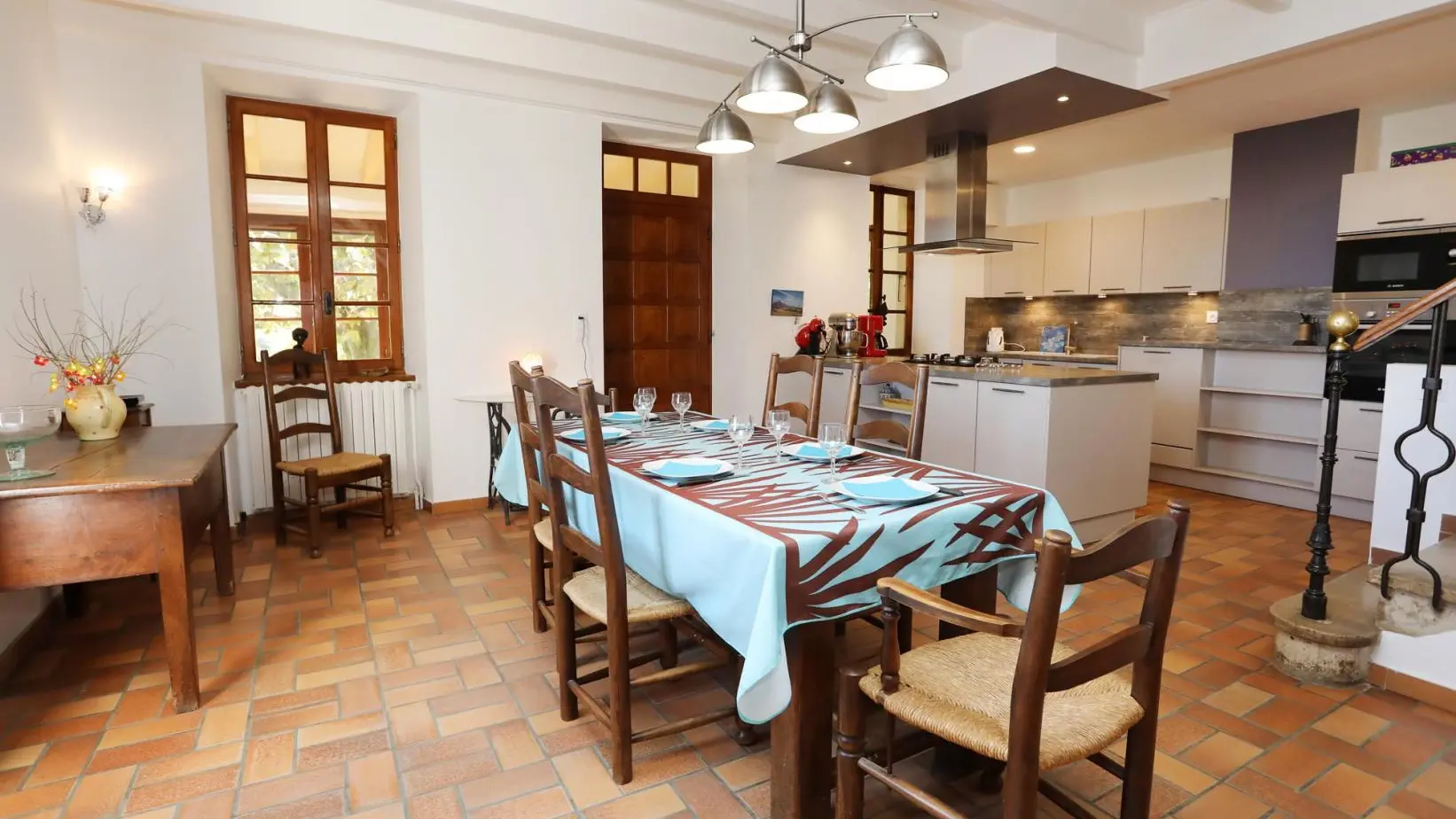 Espace repas et cuisine équipée