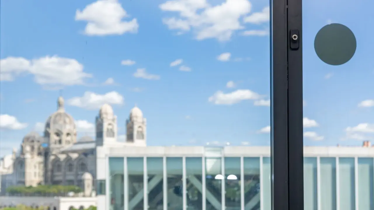table dressée, résille Mucem et vue sur la Major