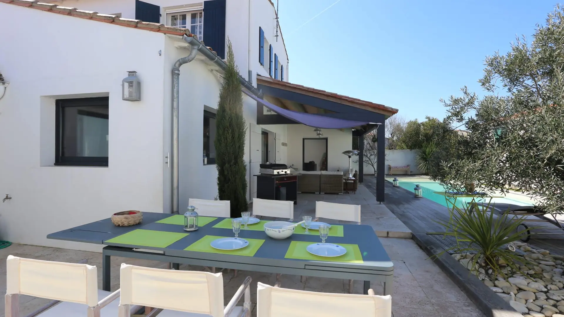 Extérieur avec table