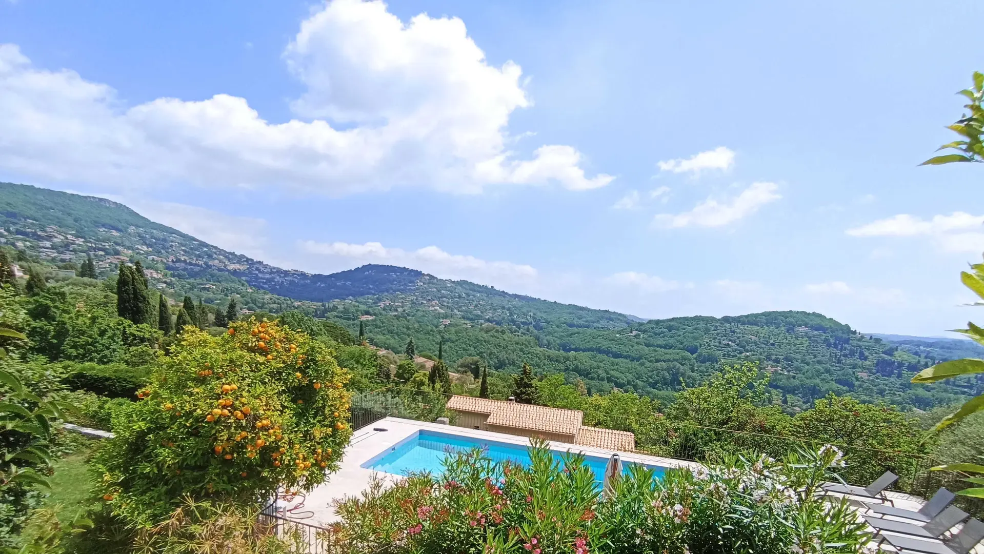 Vue sur piscine