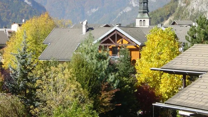Vue du gîte et du jardin au printemps / été