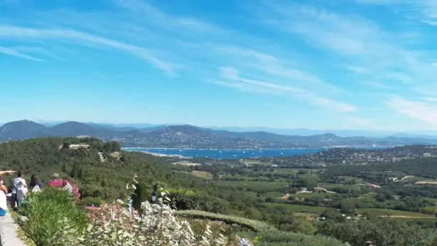 Vue de la table d'orientation de Gassin dans son environnement