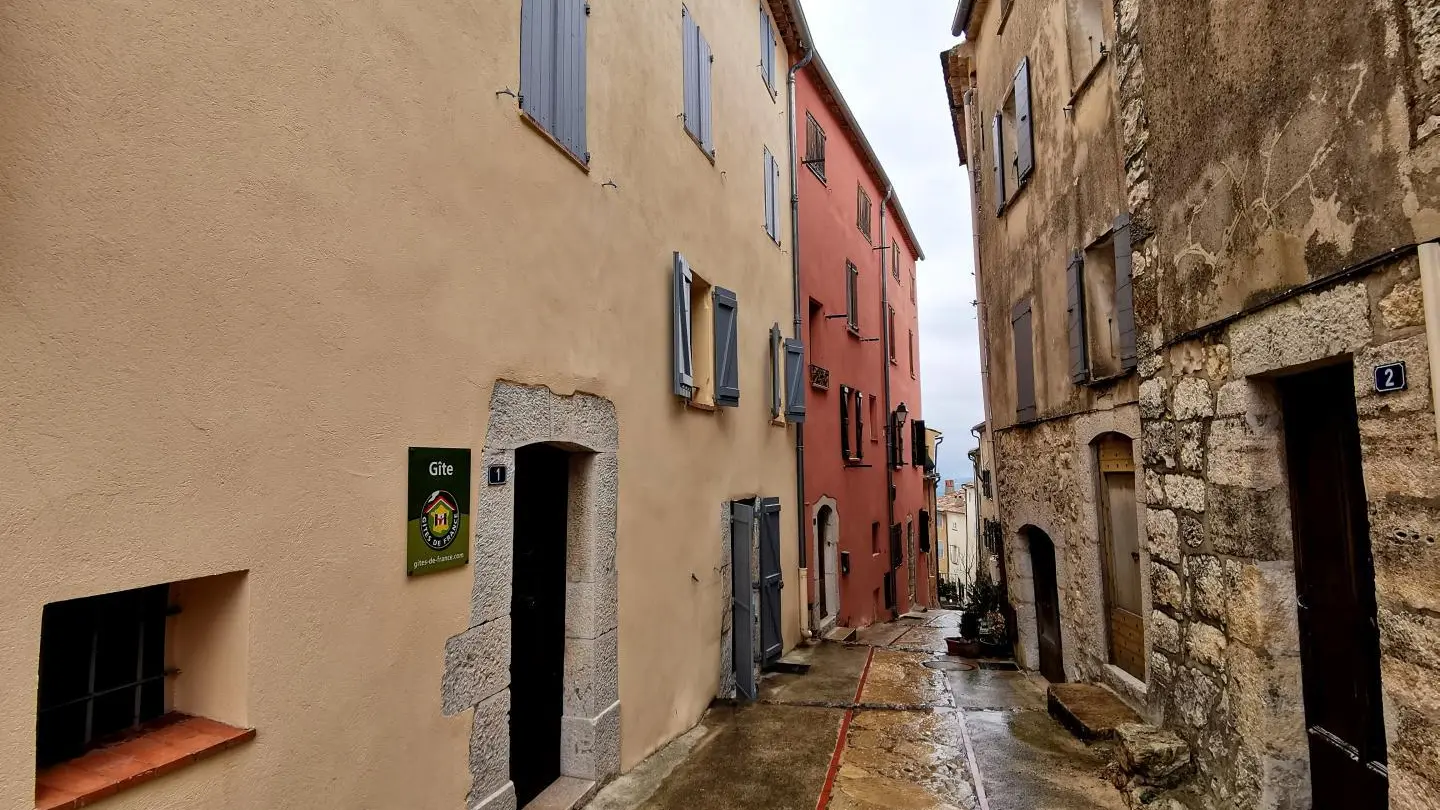 Gîte Lentisque-Ruelle d'accès aux Gîtes-Chateauneuf de Grasse-Gîtes de France Alpes-Maritimes