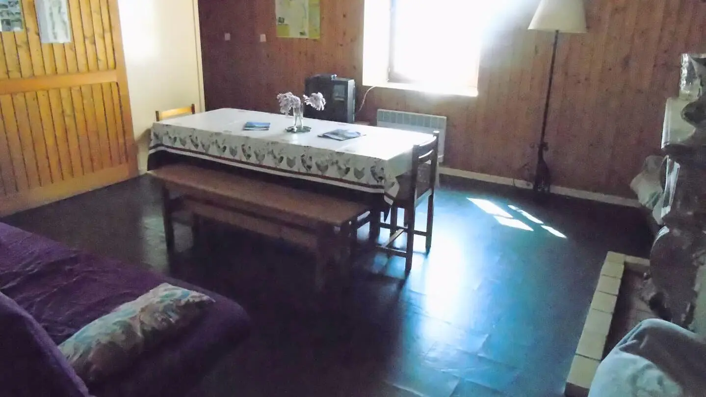 salle à manger avec canapé convertible