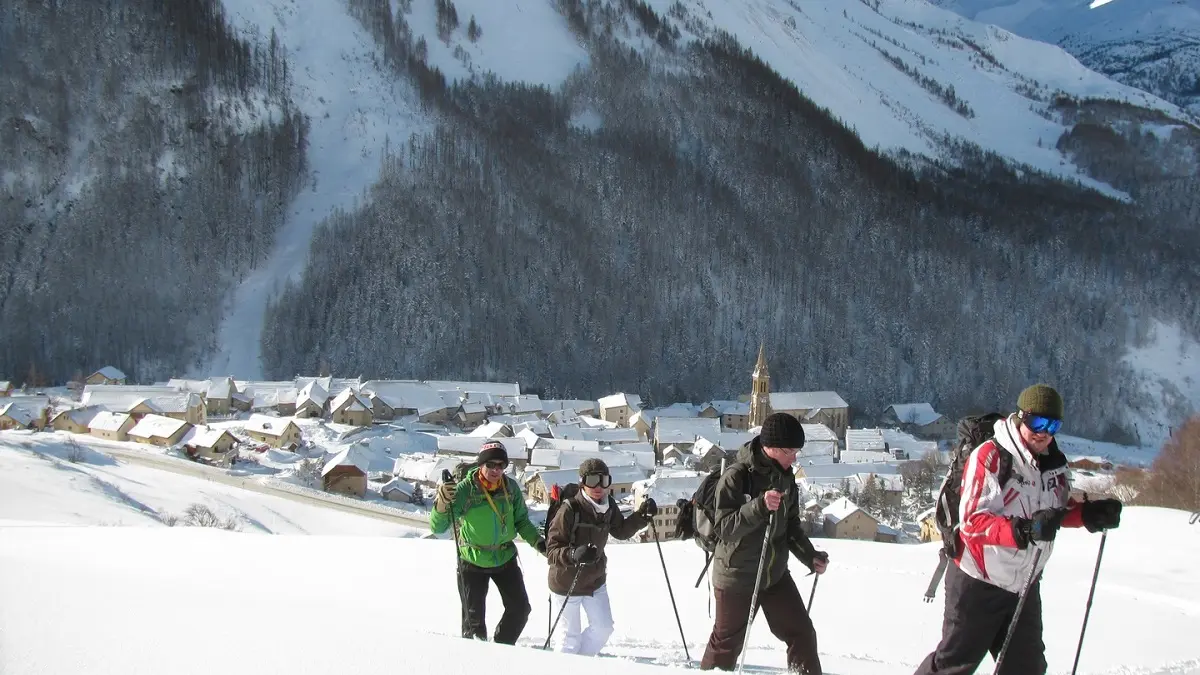 Randonneurs en raquette au-dessus de Villar d'Arène