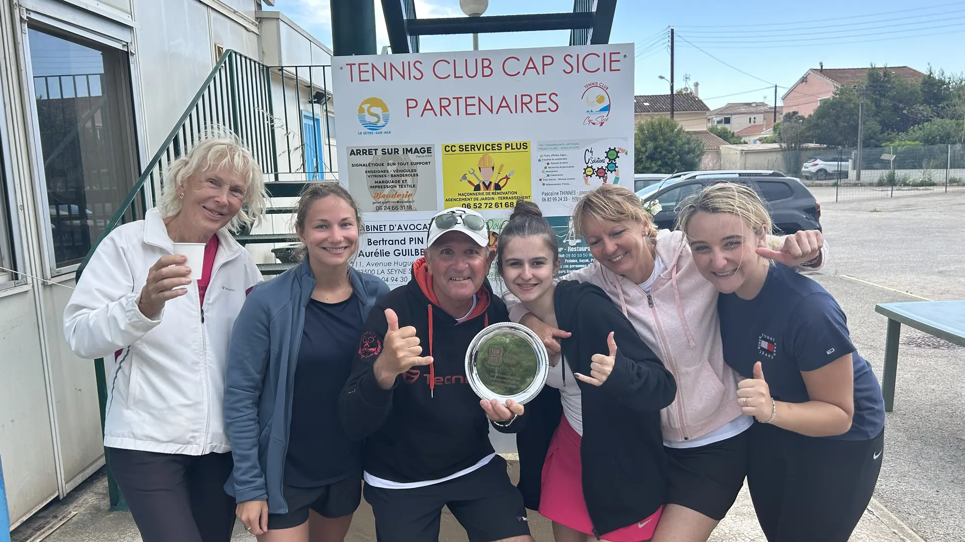 Équipe Dame championne du Var 2023 en Division 5 autour de leur entraîneur