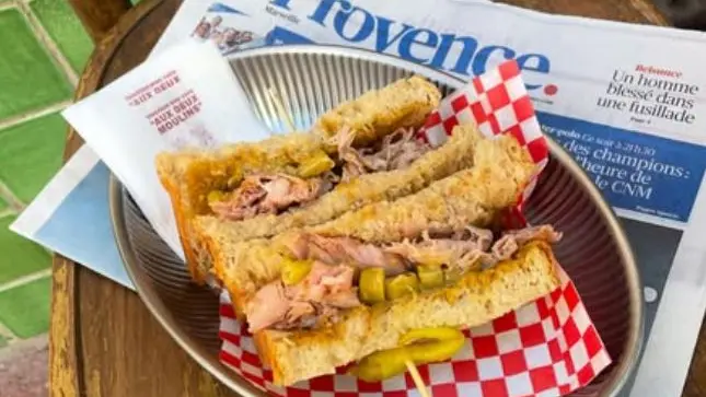 assiette de snacking et le journal la Provence