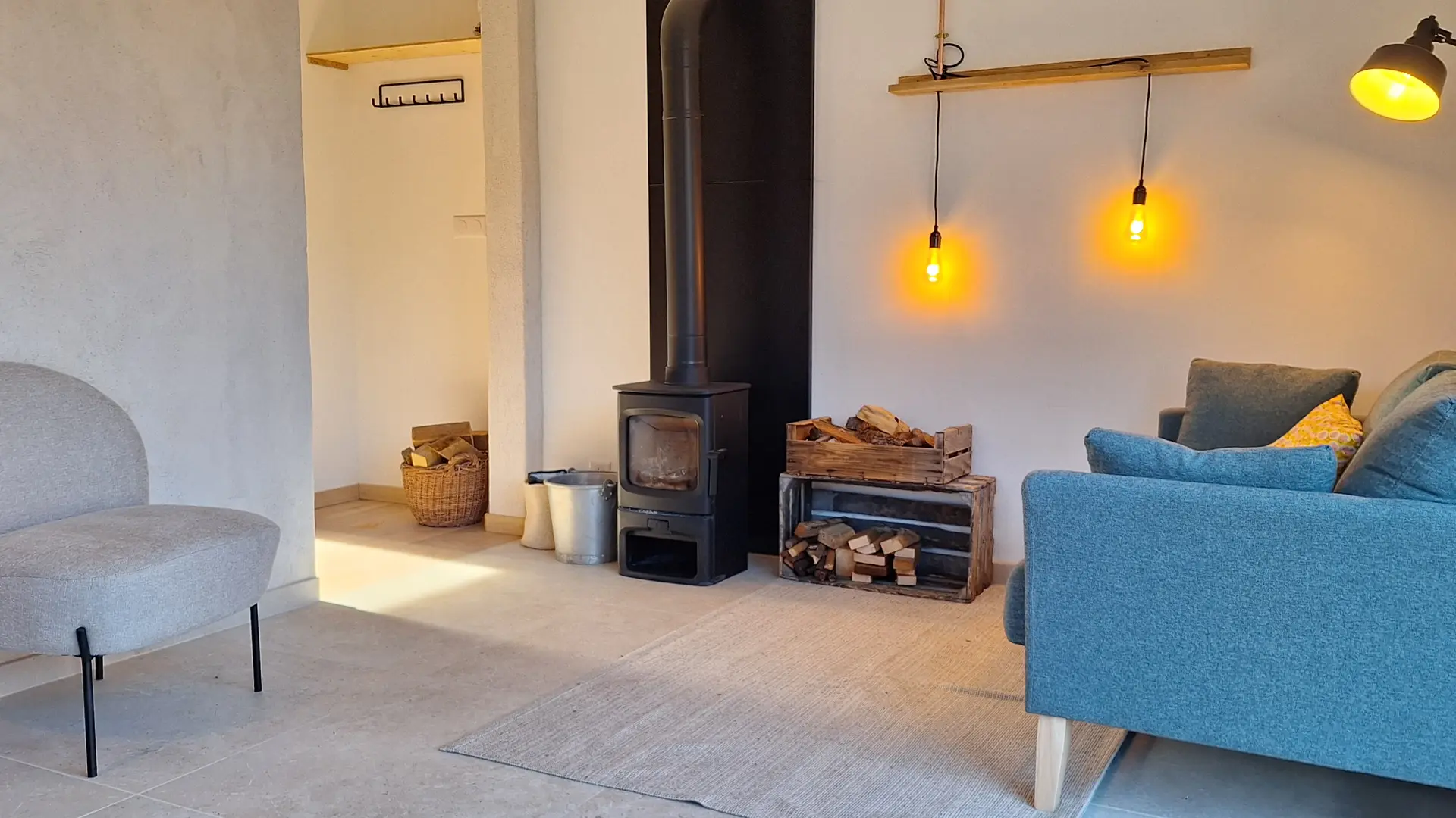 Salon lumineux et cosy avec un poêle à bois