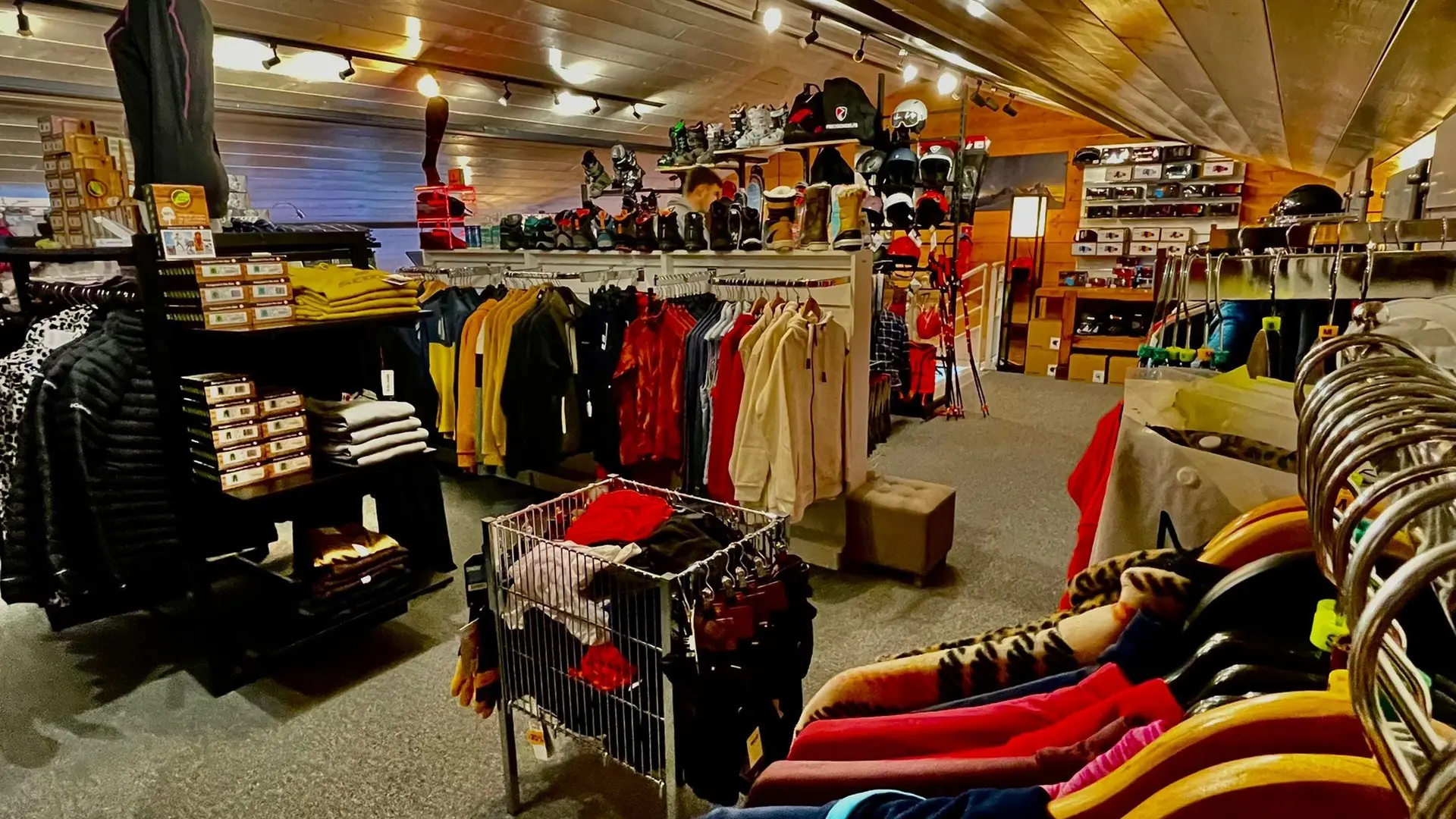 vêtements à l'étage du magasin