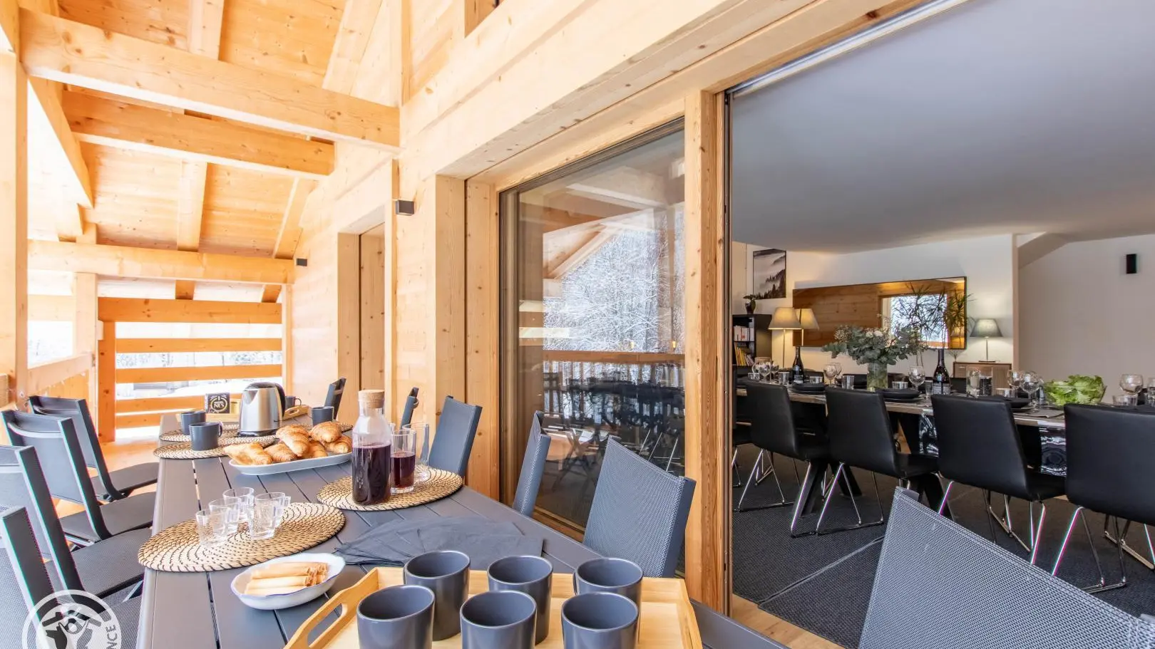 Grand balcon pour se détendre à l'extérieur