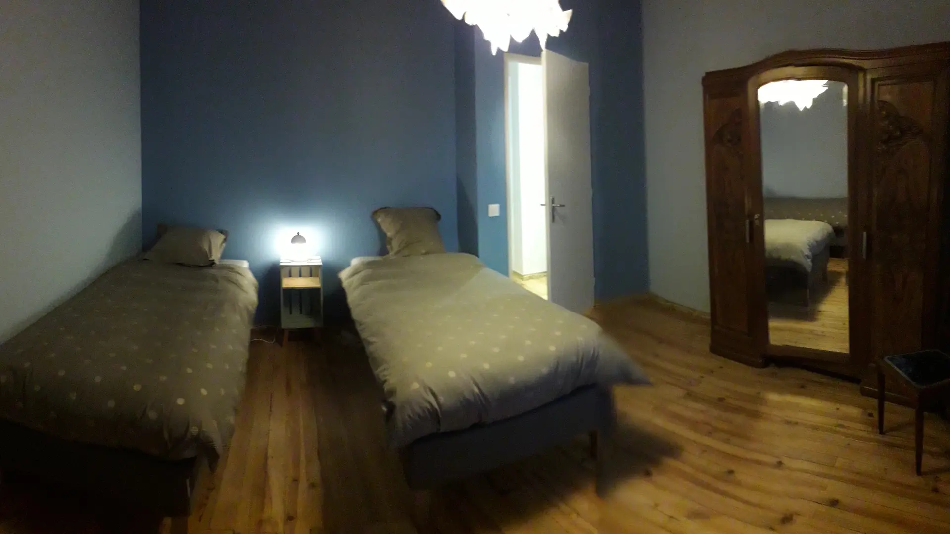 Chambre bleue avec 1 lit double modulable en 2 simpels