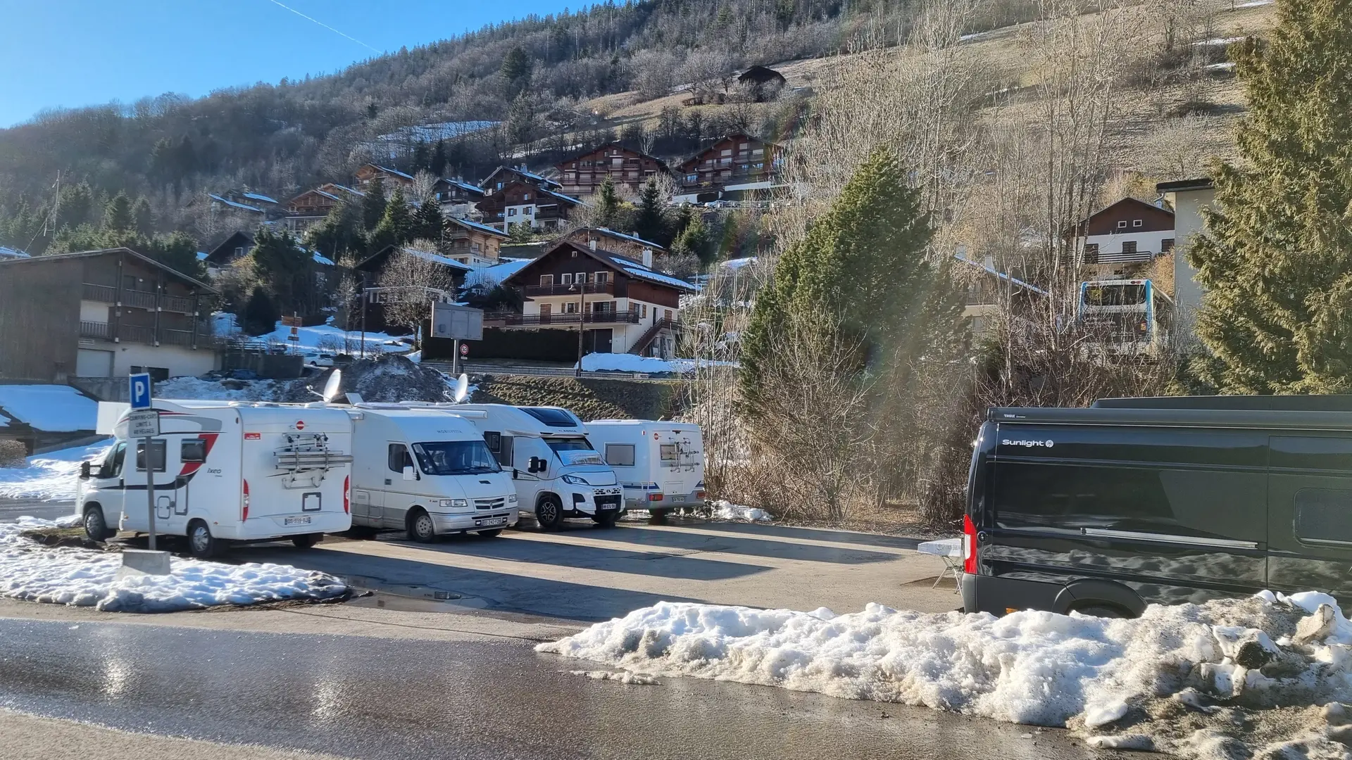 Aire de stationnement pour camping-car Stade de foot_Le Grand-Bornand