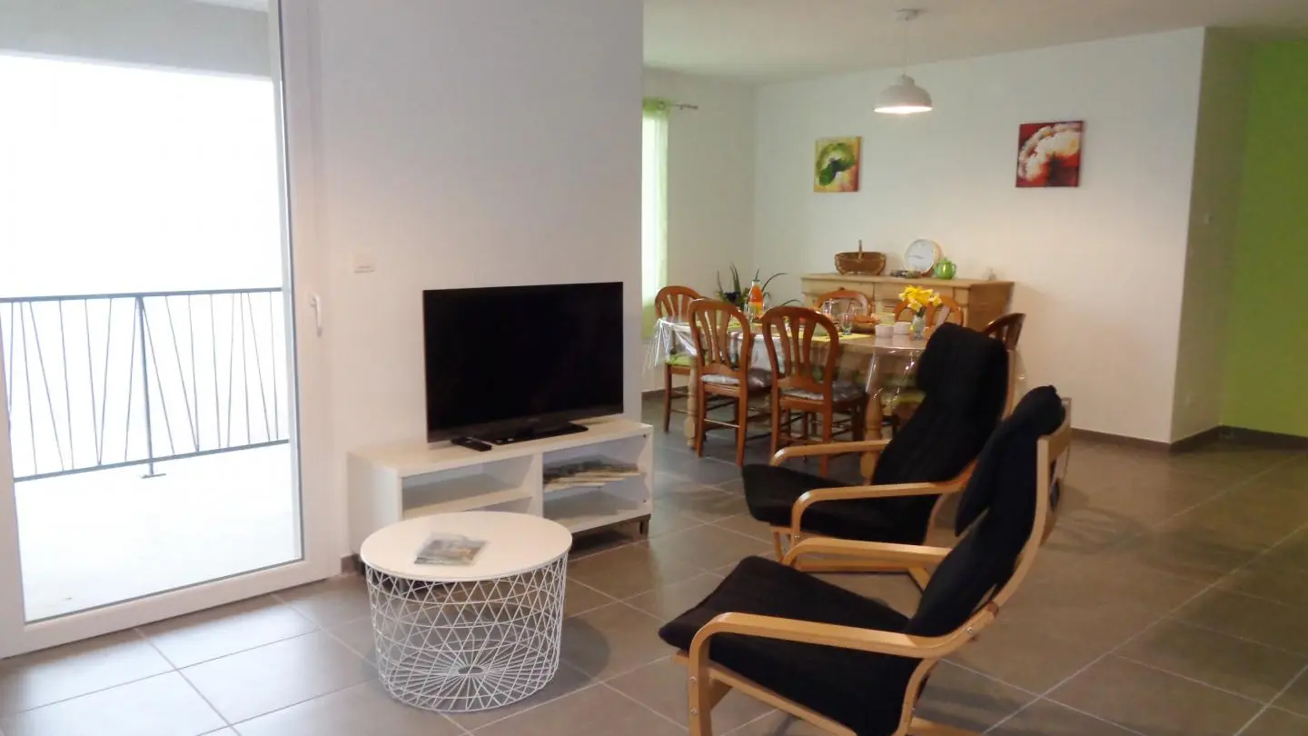 Pièce à vivre avec accès sur balcon orientation sud-ouest de 7,5m².
Accés Internet par fibre.