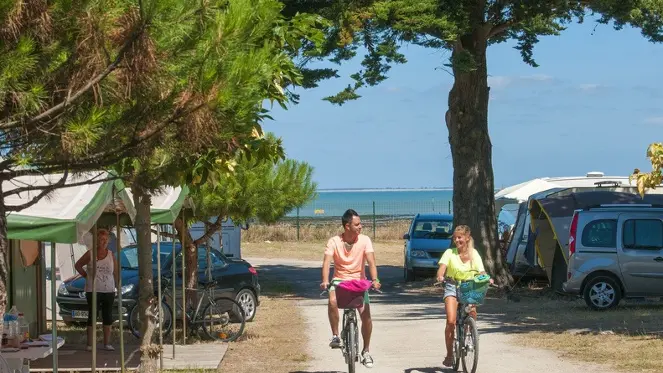 Balade à vélo à travers le Campings Bel Air Village Le Platin-La Redoute