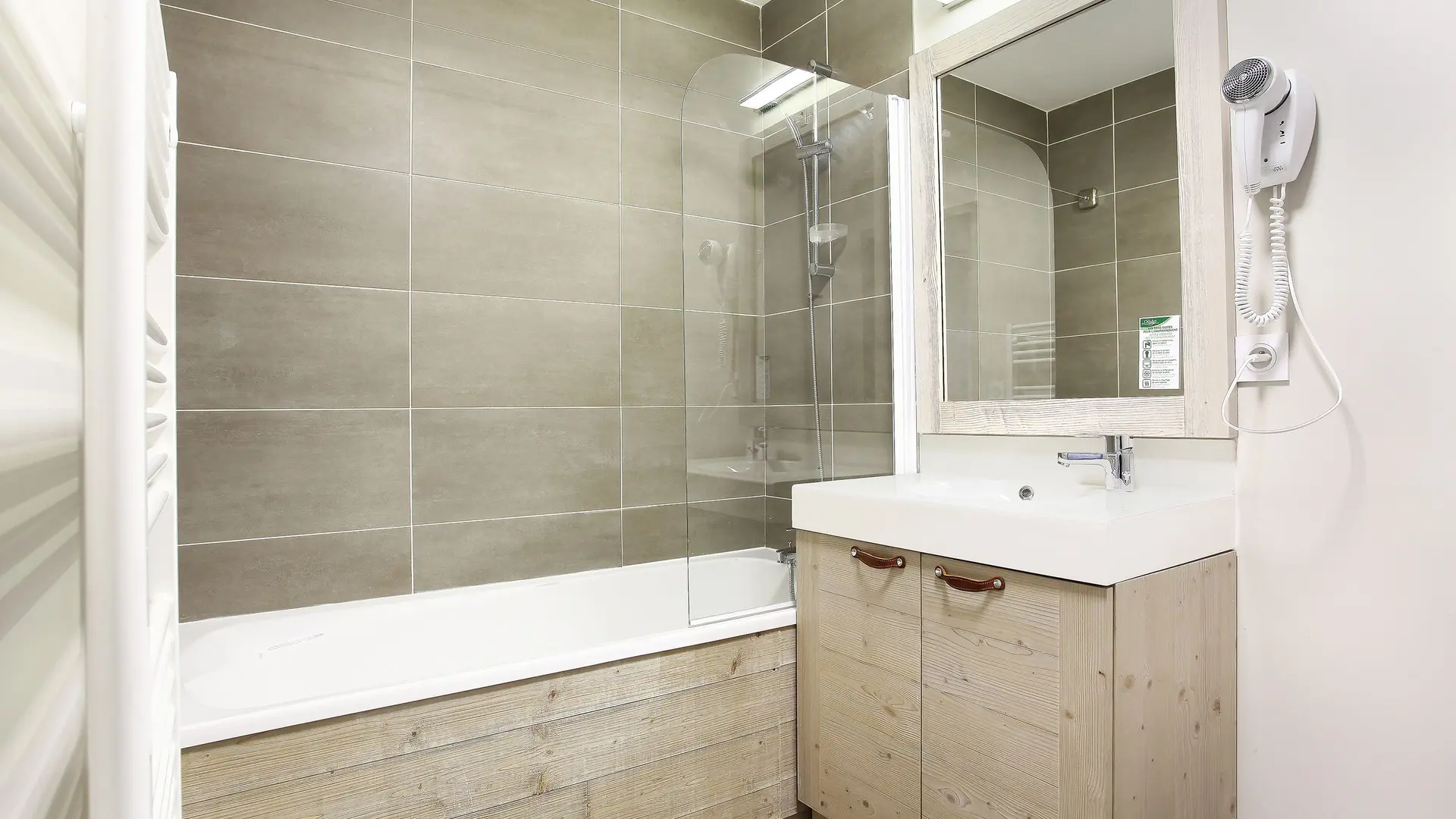Salle de bain avec baignoire
