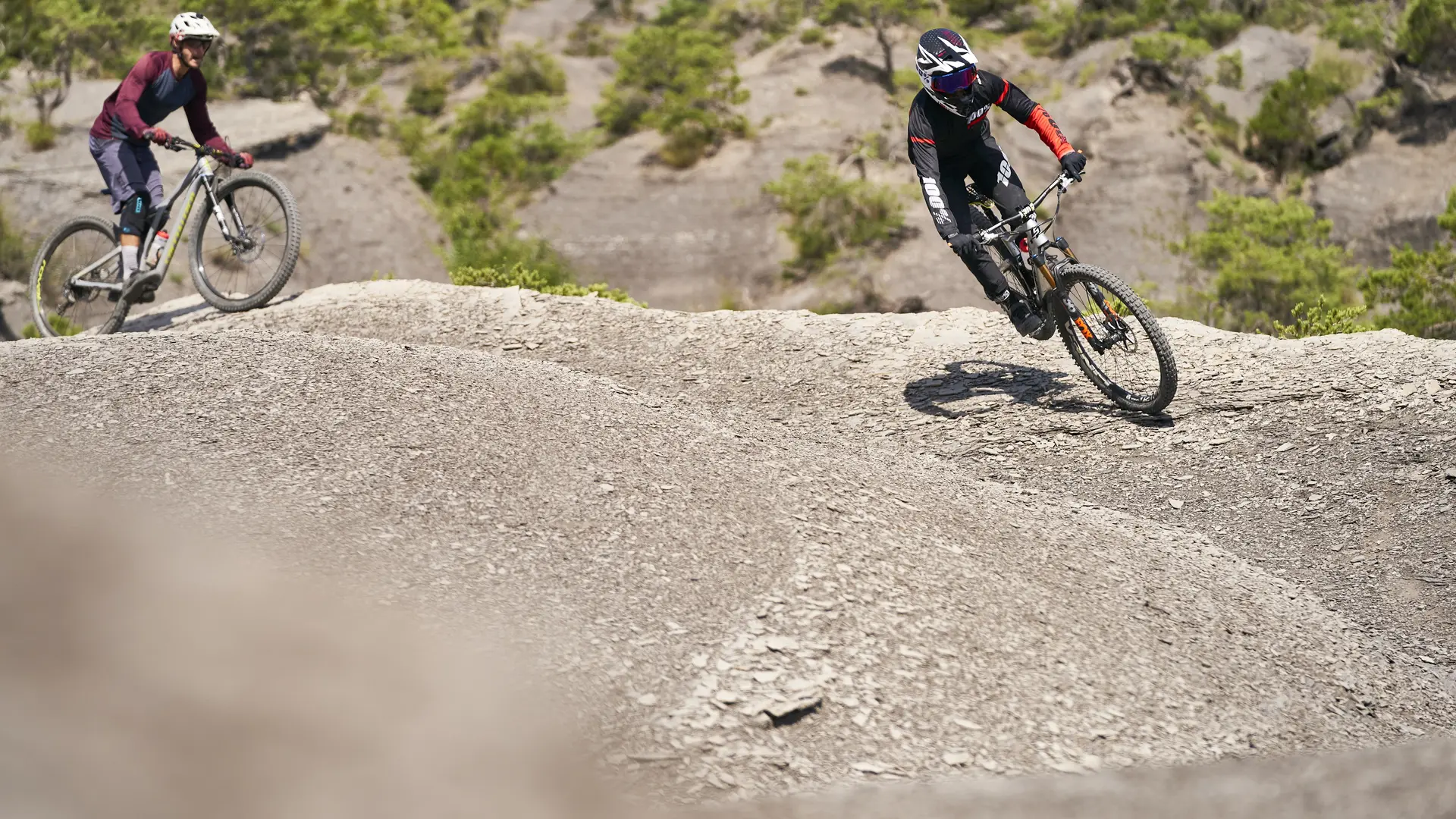 Sentier balisé dans les Terres Noires