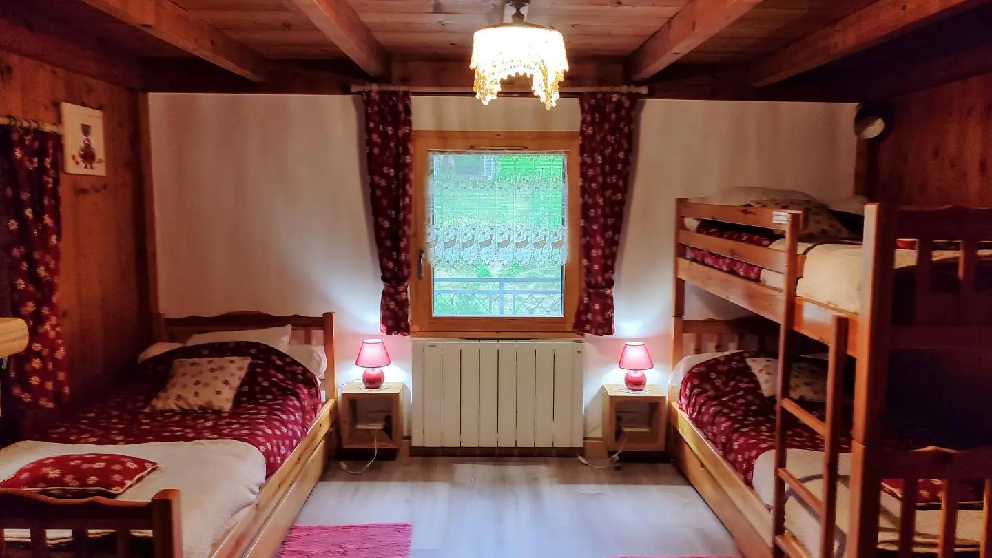 chambre des enfants, avec 2 lits superposés + 1 lit simple  90cm