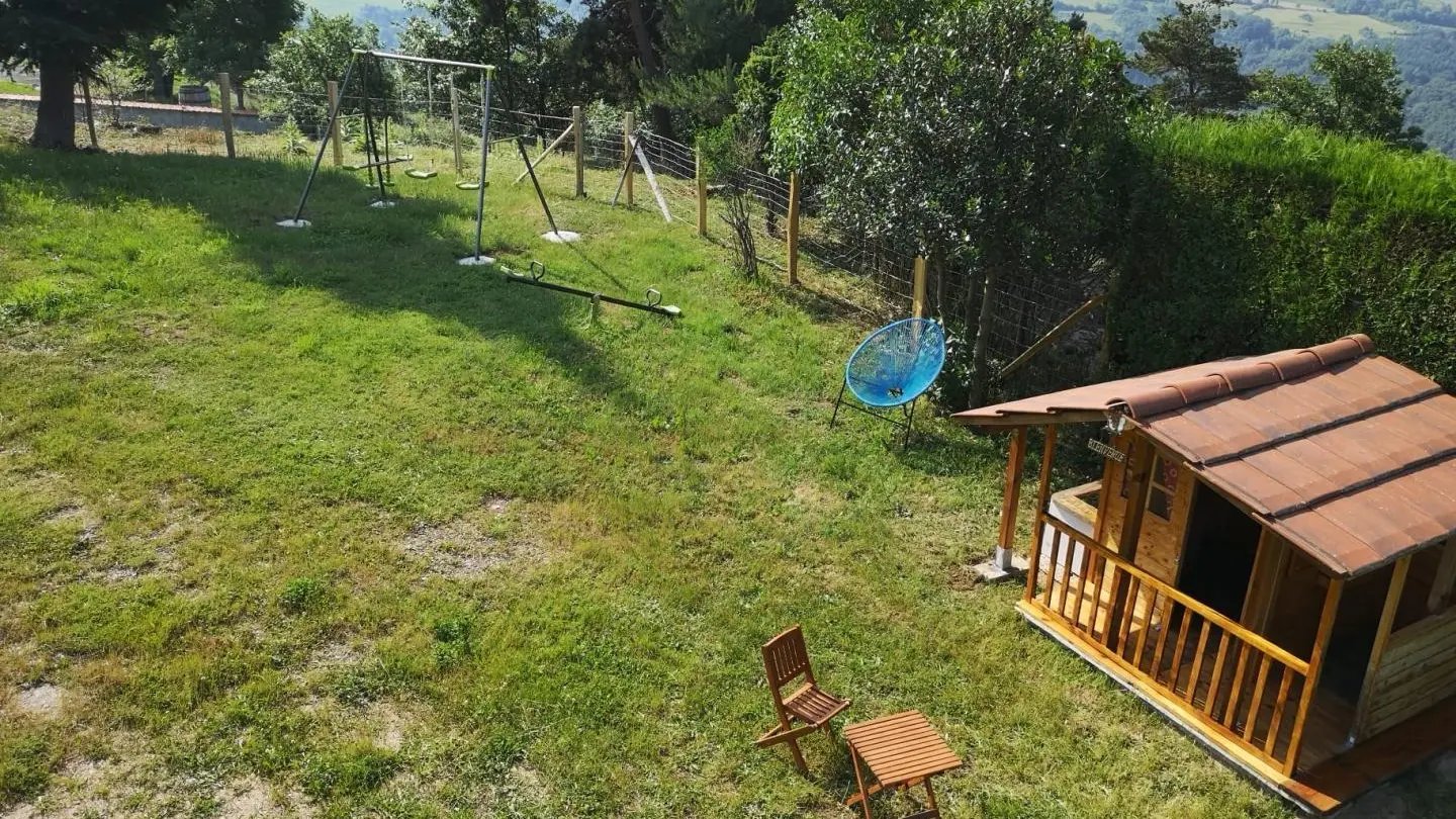 Nous sommes en cours d'aménager l'espace enfants...portique installé...