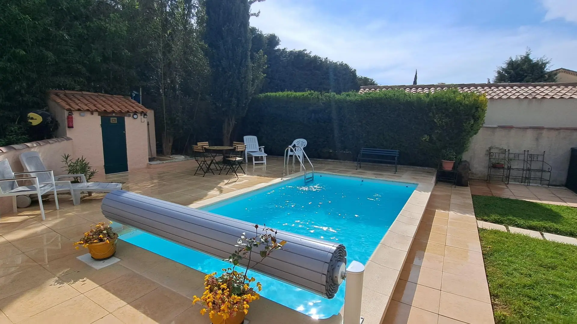 Piscine couleur du ciel bleu de Provence.