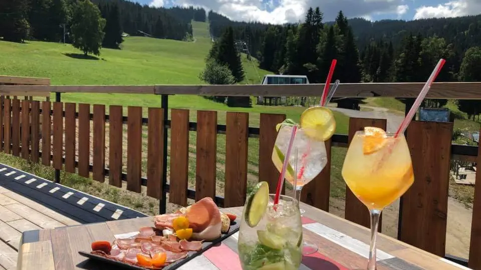 Terrasse en été du restaurant Chez Albert
