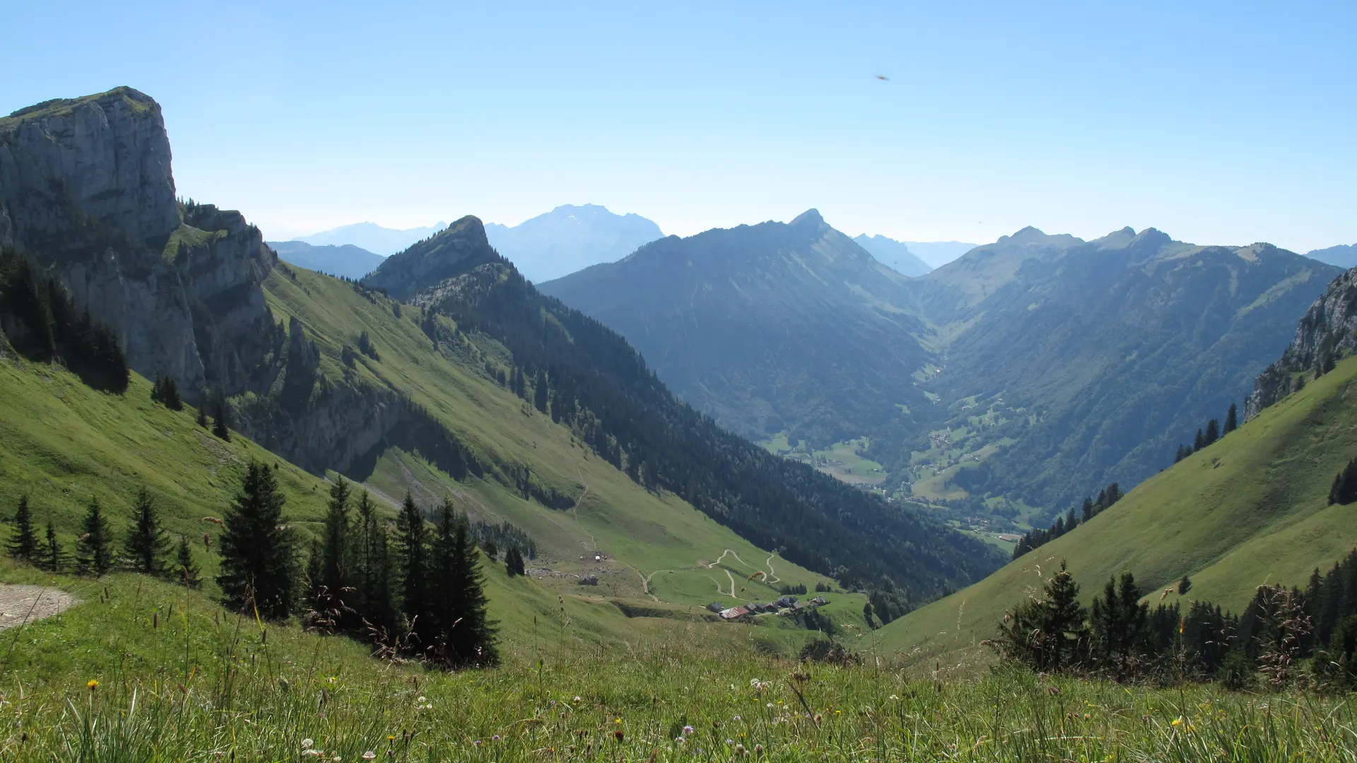 Du col de la Forclaz le Hameau de Mayze et le col de la Buffe