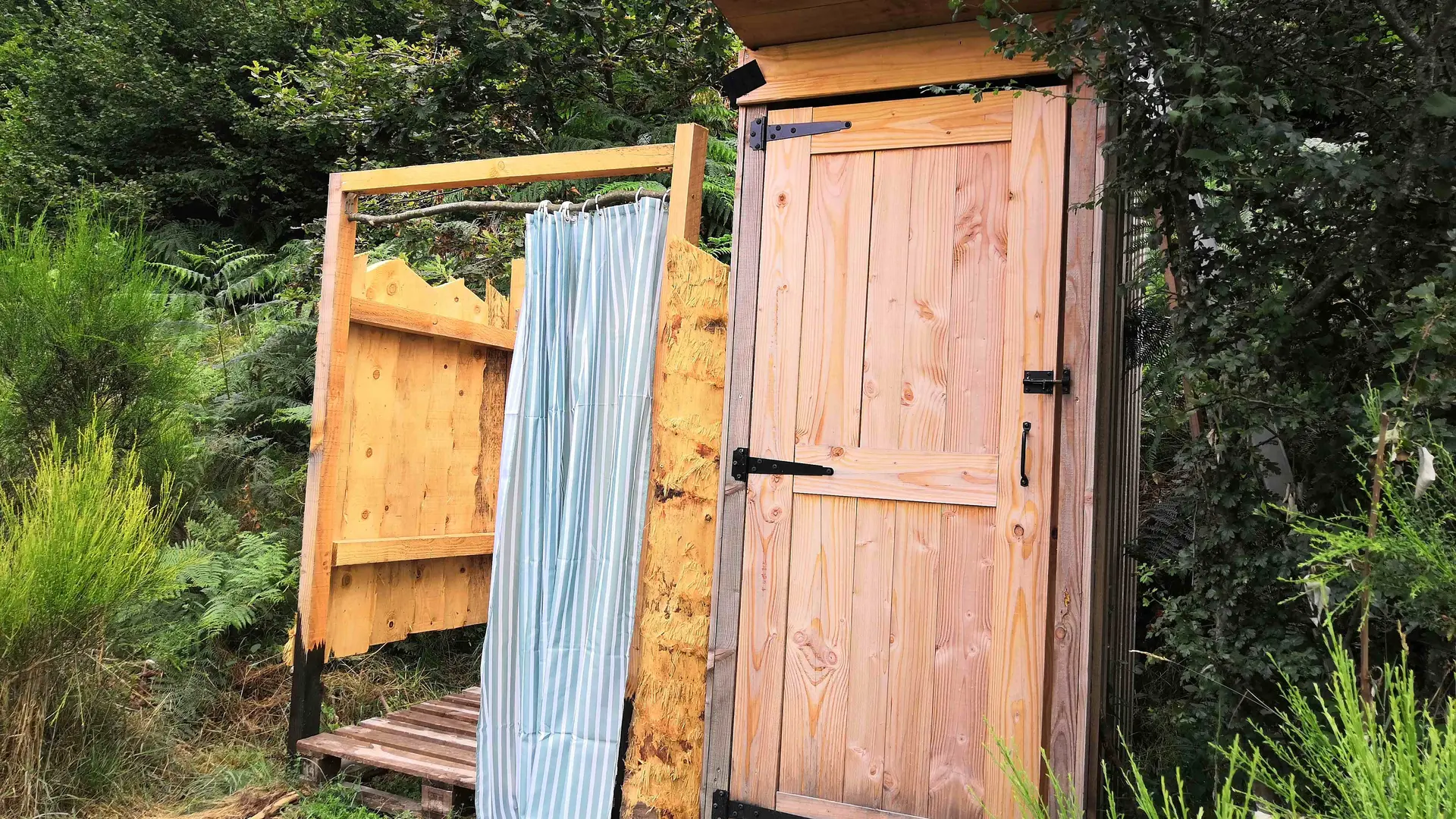 Toilettes sèches et douche extérieure privatifs