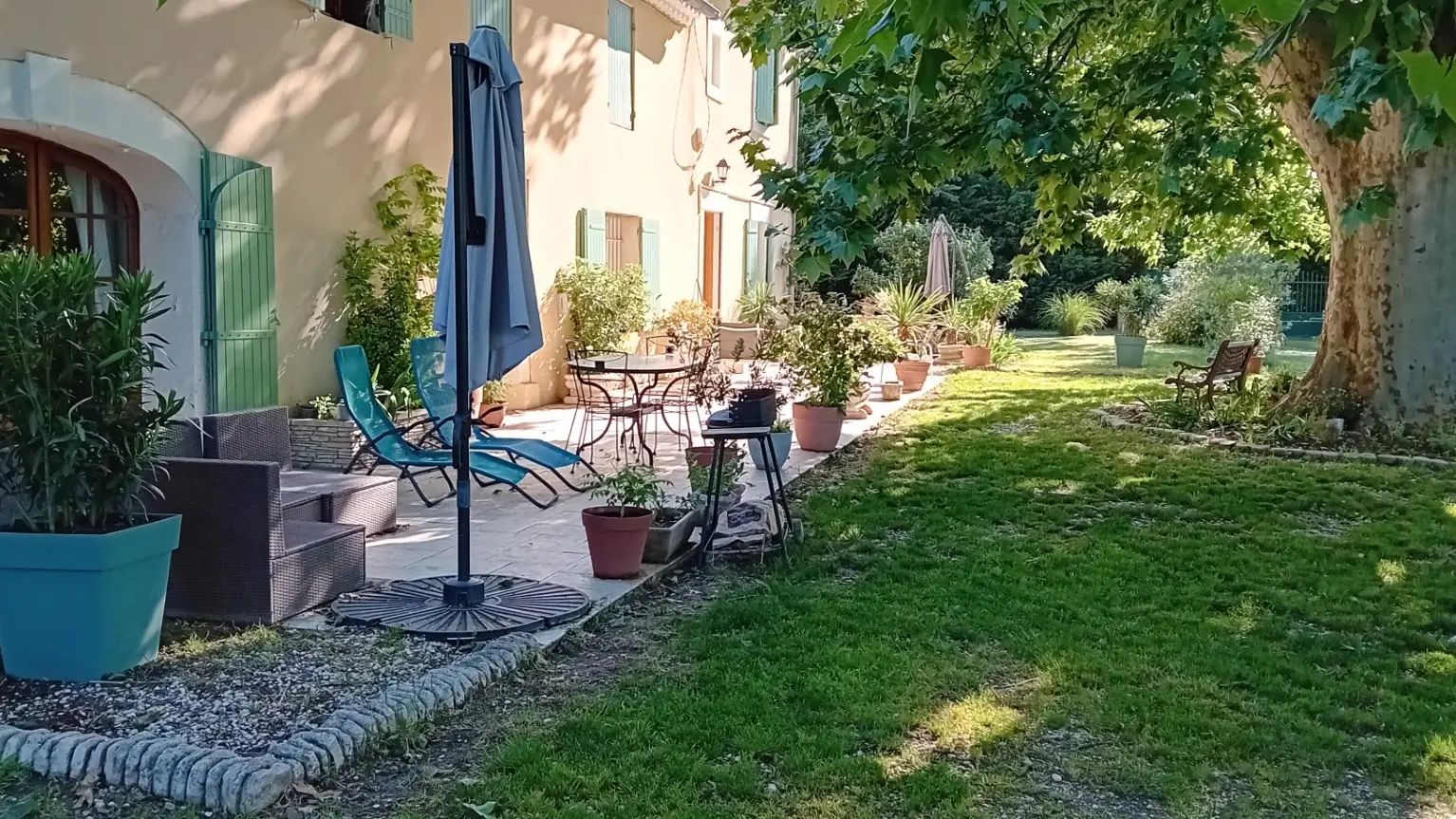 Vue du mas et du jardin avec énorme platane
