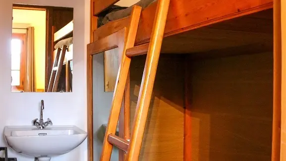 Cabine avec 2 lits superposés ou lit bébé en bas(fourni). Uniquement pour des enfants en bas age. Lits faits.